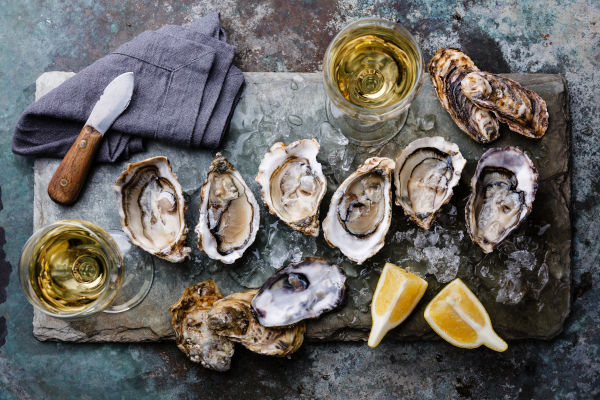 Open,Oysters,Fines,De,Claire,On,Stone,Plate,With,Lemon