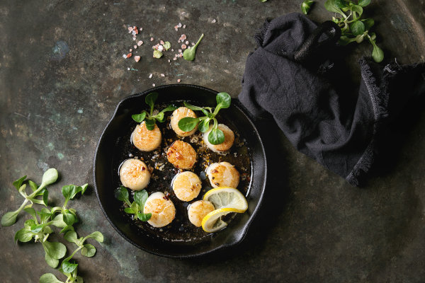 Fried,Scallops,With,Butter,Lemon,Spicy,Sauce,In,Cast-iron,Pan