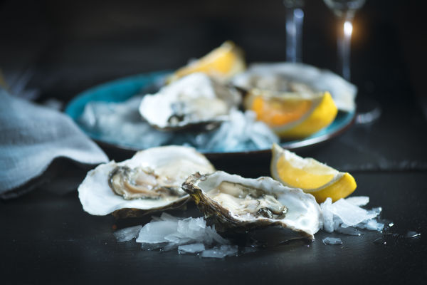 Fresh,Oysters,Close-up,On,Blue,Plate,,Served,Table,With,Oysters,