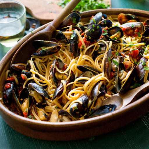 pasta with whole mussels in shell